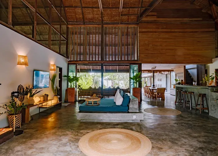 Big Rock Villa - Beachfront Villa With Pool & Direct Surf Access