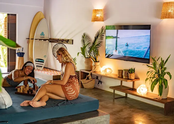 Big Rock Villa - Beachfront Villa With Pool & Direct Surf Access